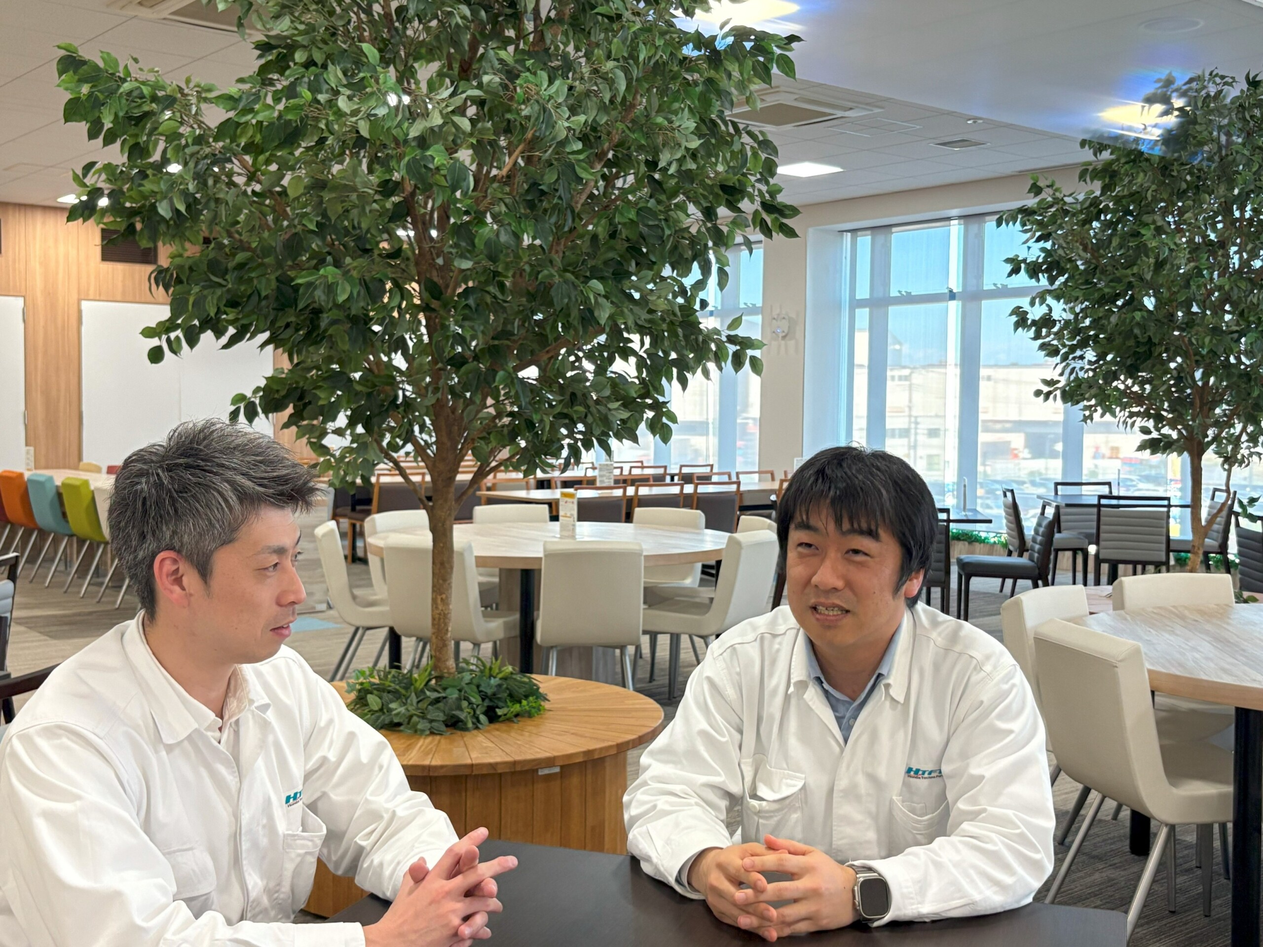 写真左：総務人事部 Senior　Staff 佐野 氏